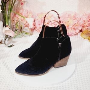 VINCE Camuto Suede Leather Perforated Ankle Height Block Heel Booties Sz 8.5M